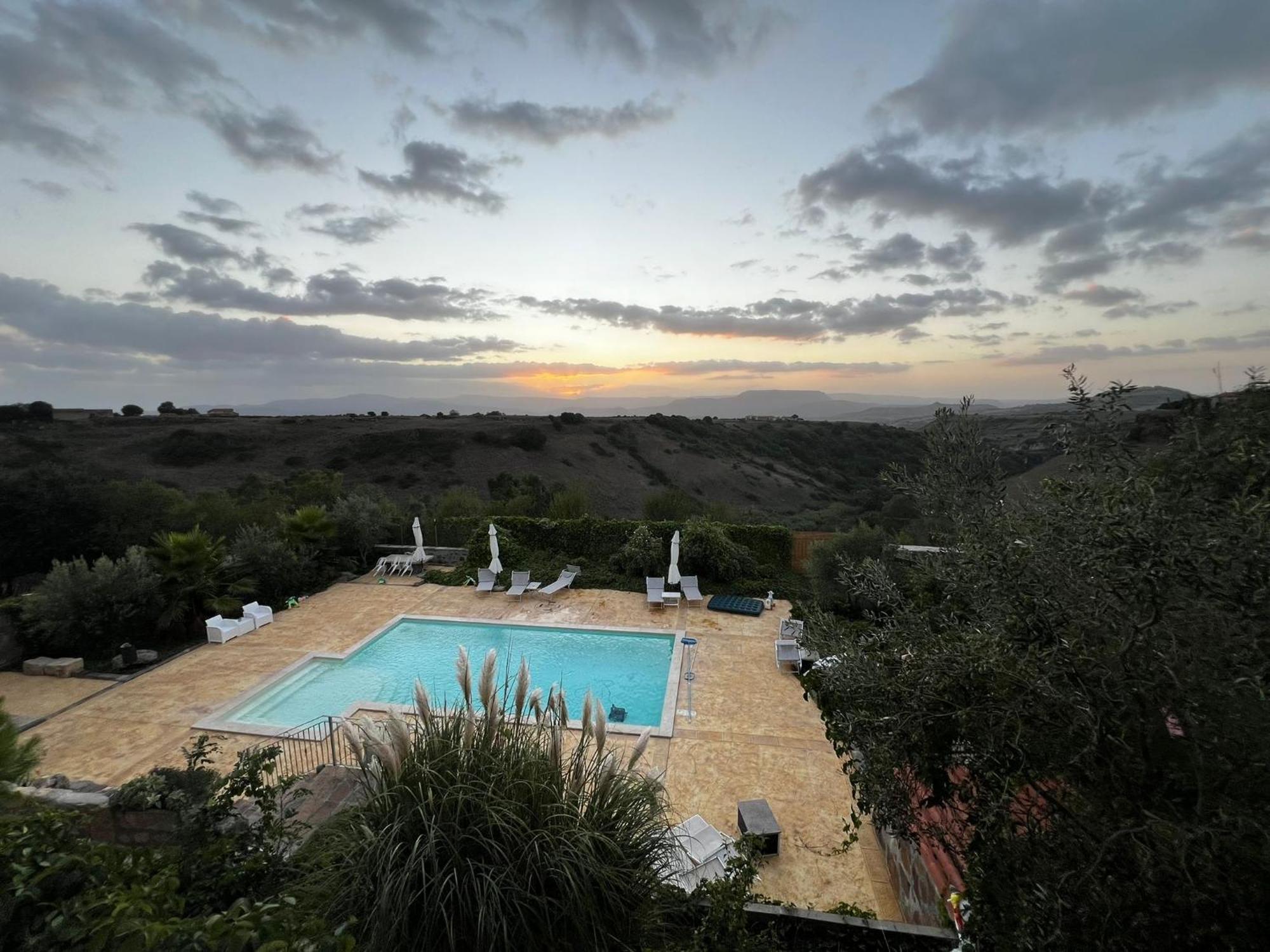 Domus La Roccia Hotel Pozzomaggiore ภายนอก รูปภาพ